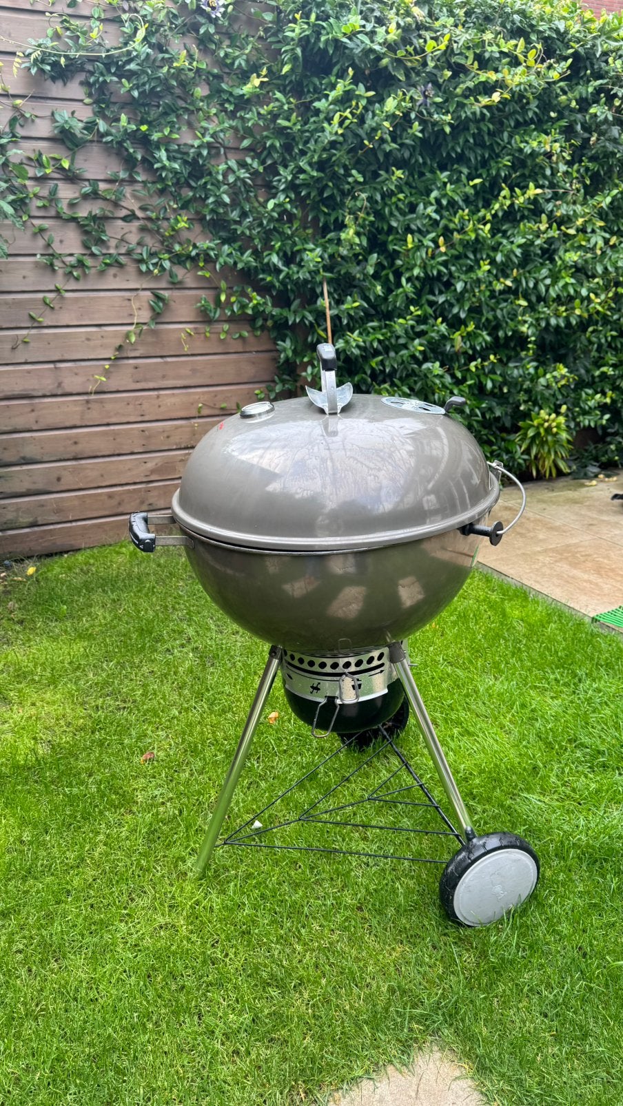 Weber Master-Touch BBQ 57cm inclusief hoes, Ophalen, Zo goed als nieuw