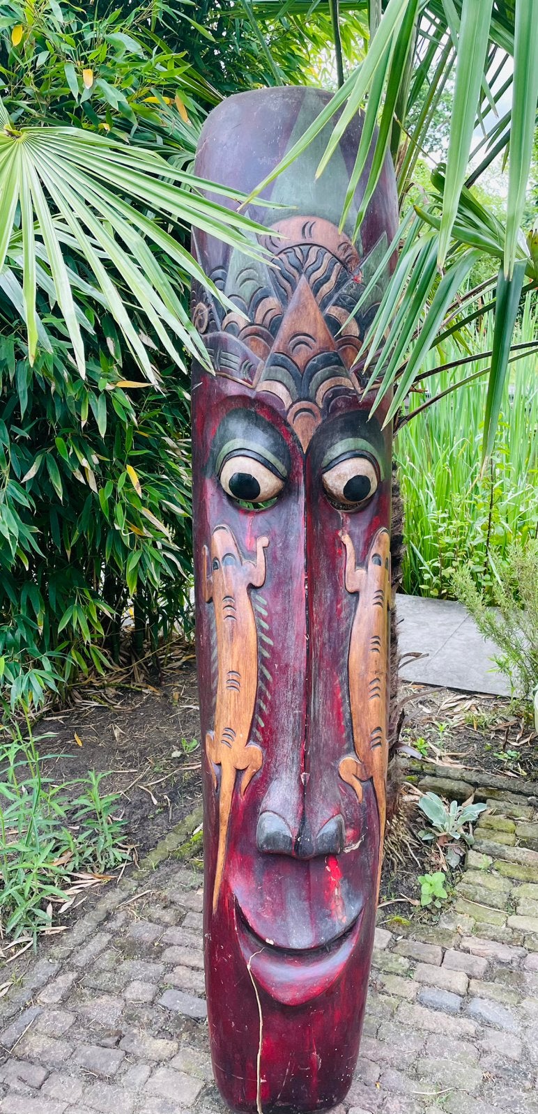 Groot houten Indonesië’s masker schild met mooi snijwerk, Ophalen