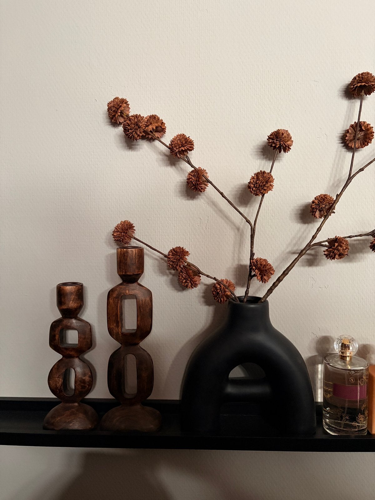 Walnoot kandelaars - zwart vaasje incl pompom tak, Huis en Inrichting, Overige materialen, Zwart, Nieuw, Ophalen of Verzenden