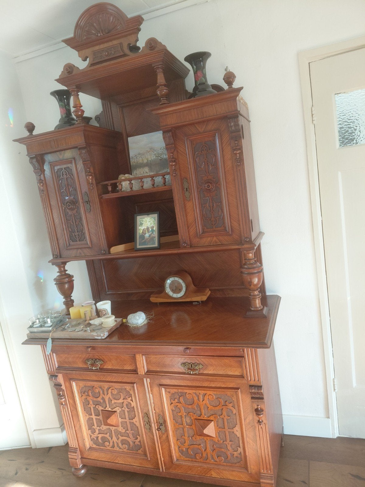 Antieke houten buffetkast met sierlijk houtsnijwerk, Ophalen