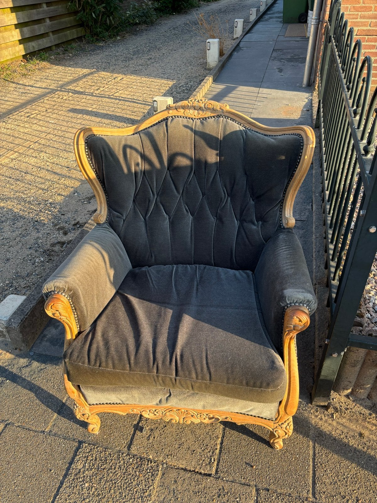 Antieke fauteuil met houtsnijwerk en velours bekleding, Ophalen