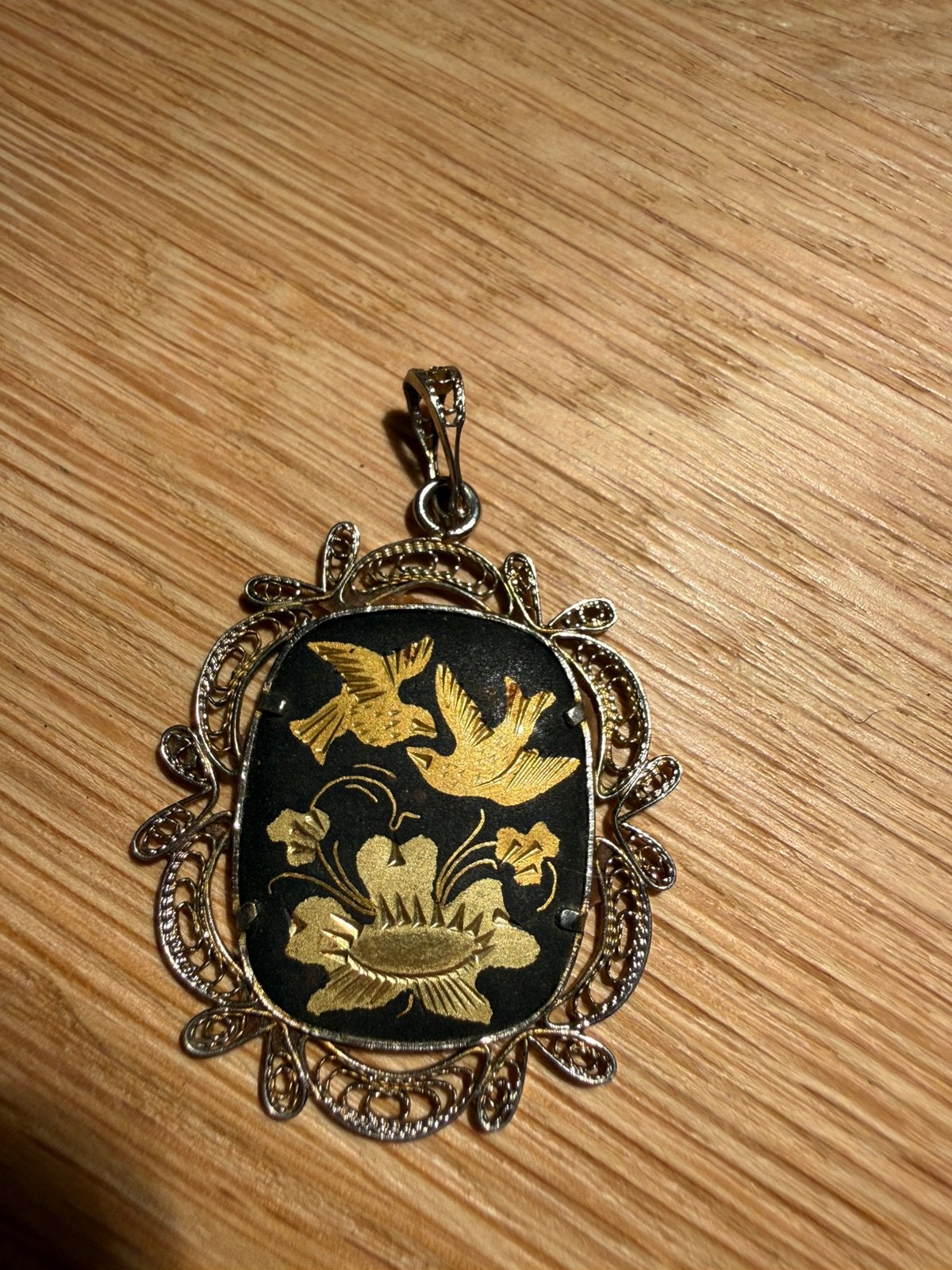 Zilveren filigraan hanger met Spaans Toledo Damascene, Sieraden, Tassen en Uiterlijk, Antieke sieraden, Ophalen, Zilver, Hanger