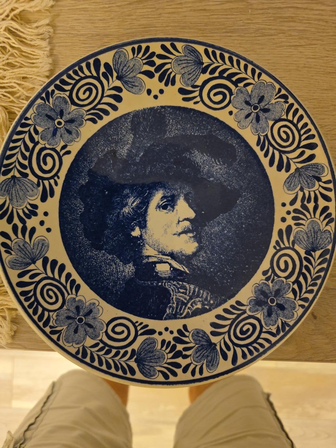 Delfts Holland Rembrandt als officier 1635 sierbord, Antiek en Kunst, Ophalen