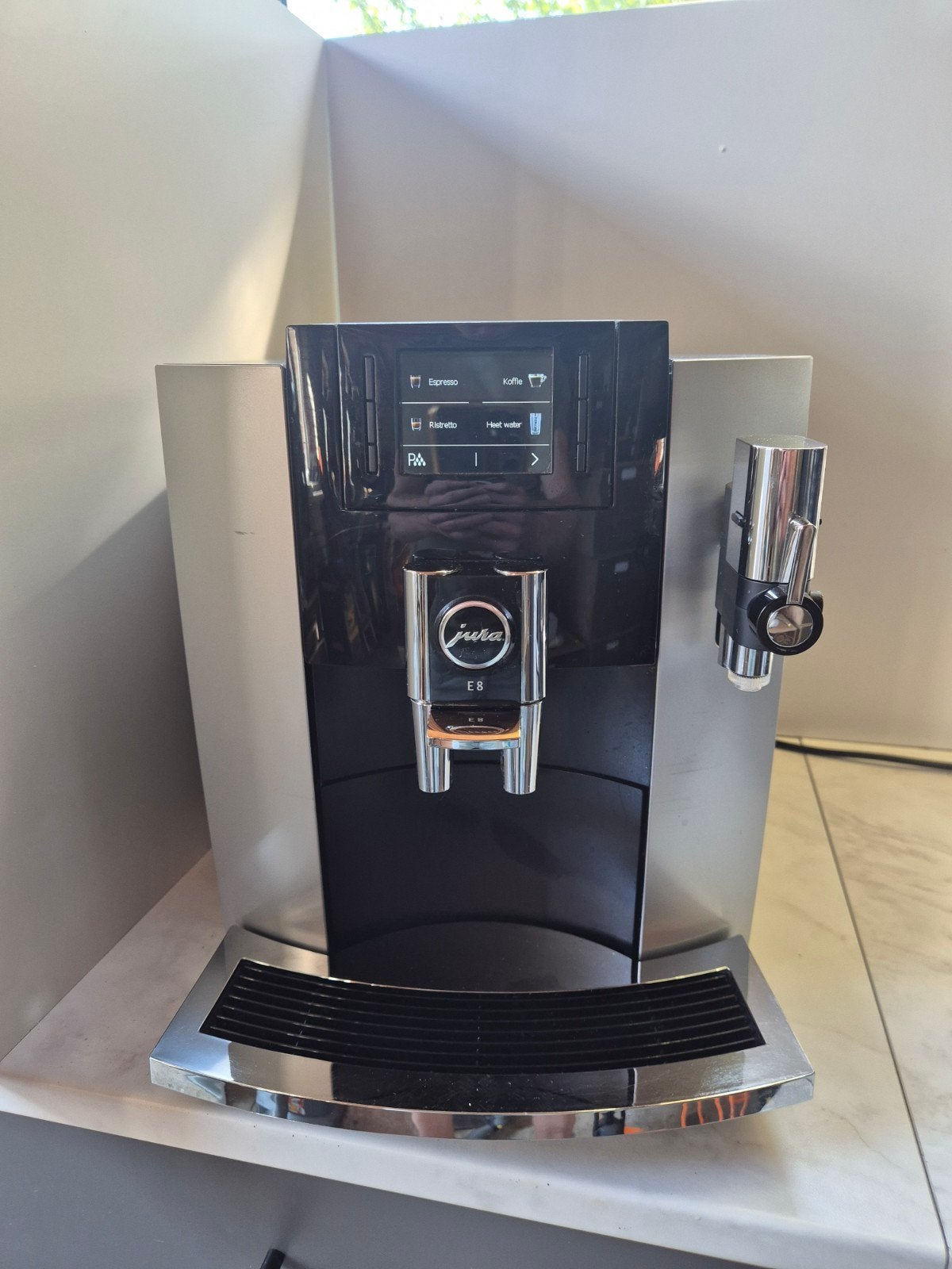 jura E8 incl servicebeurt en garantie!, Ophalen, 10 kopjes of meer, Gemalen koffie, Koffiemachine