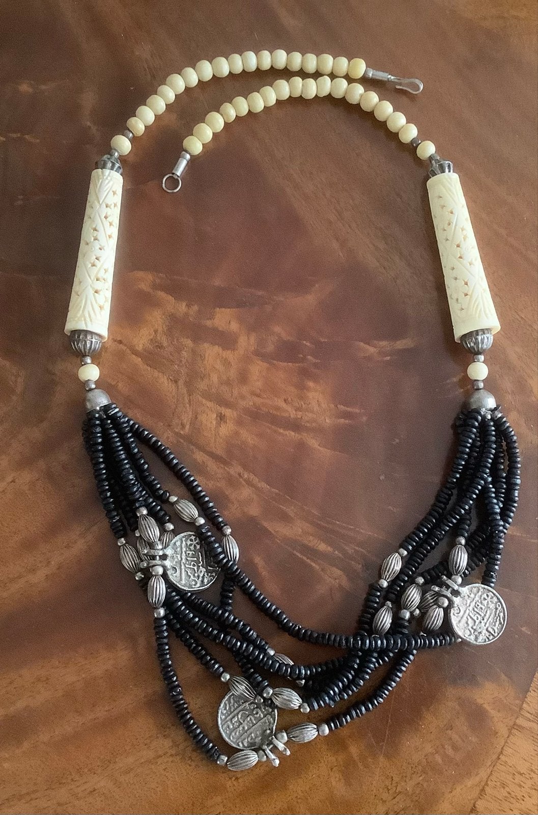 Unieke ketting met zwarte kralen en zilverkleurige munten, Ophalen, Zo goed als nieuw, Zwart, Overige materialen