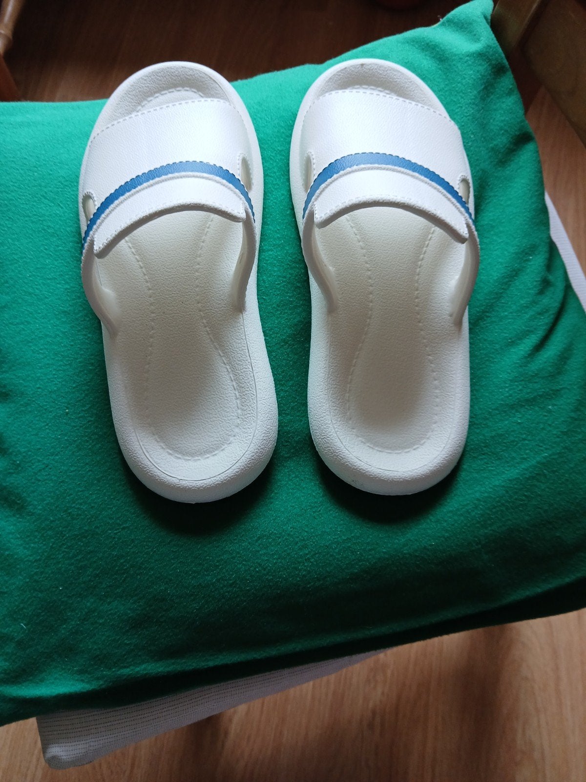 Badslippers €3, Ophalen, Zo goed als nieuw