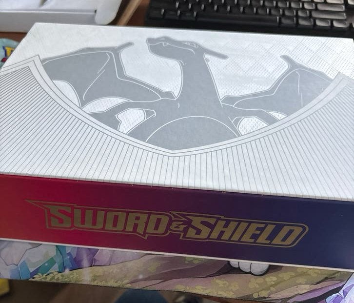 Sword & Shield Ultra Premium Coll Charizard - geen kaarten, Hobby en Vrije tijd, Verzamelkaartspellen | Pokémon, Ophalen of Verzenden
