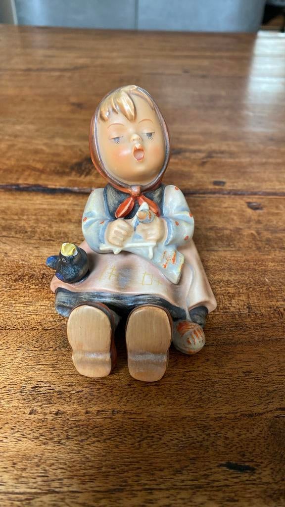 Vintage Hummel beeldje: Meisje met vogel en breiwerk, Ophalen of Verzenden, Zo goed als nieuw, Hummel