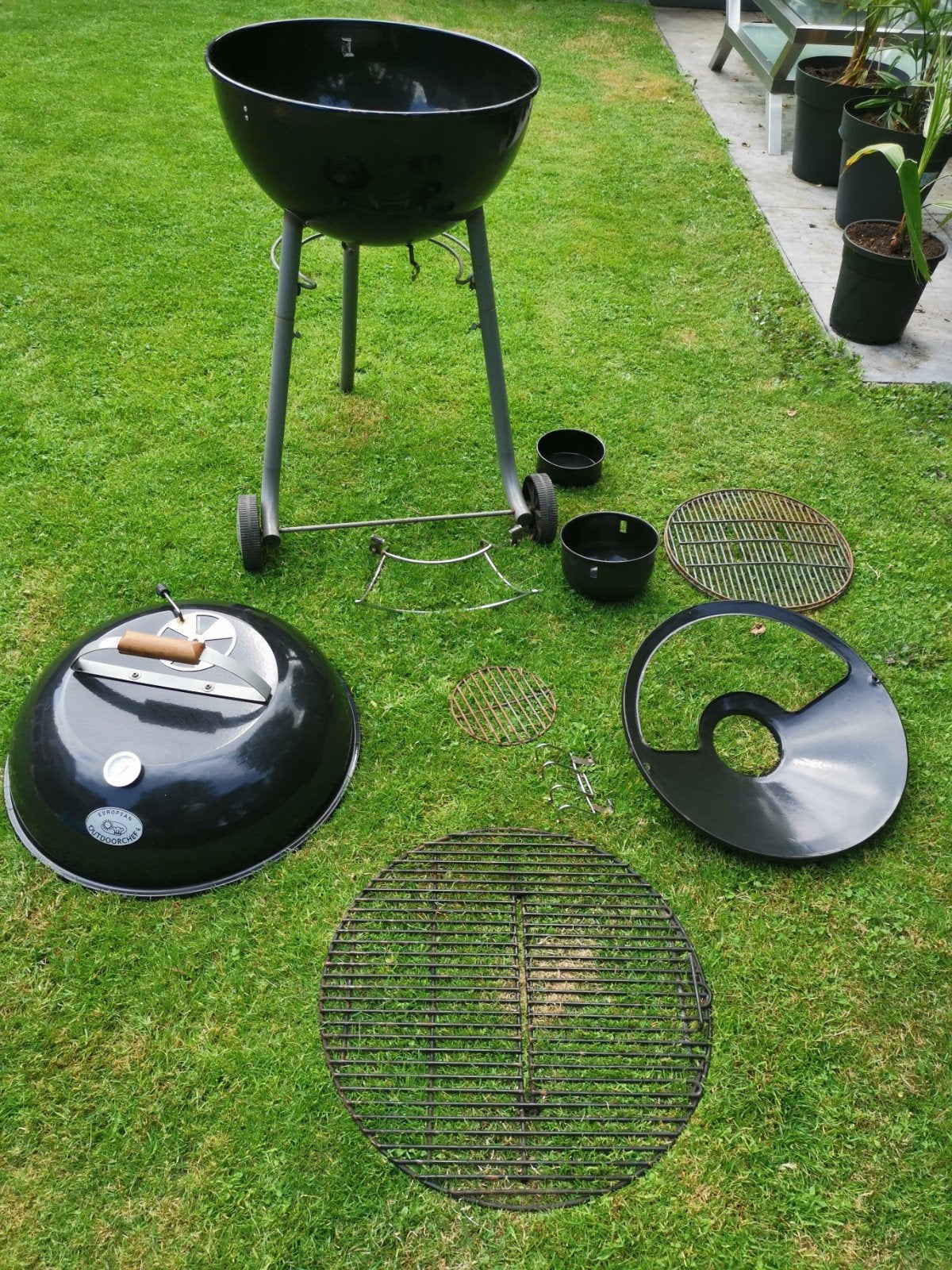 Nette barbecue. 3xgebruikt. Inclusief 10.kg briketten., Ophalen