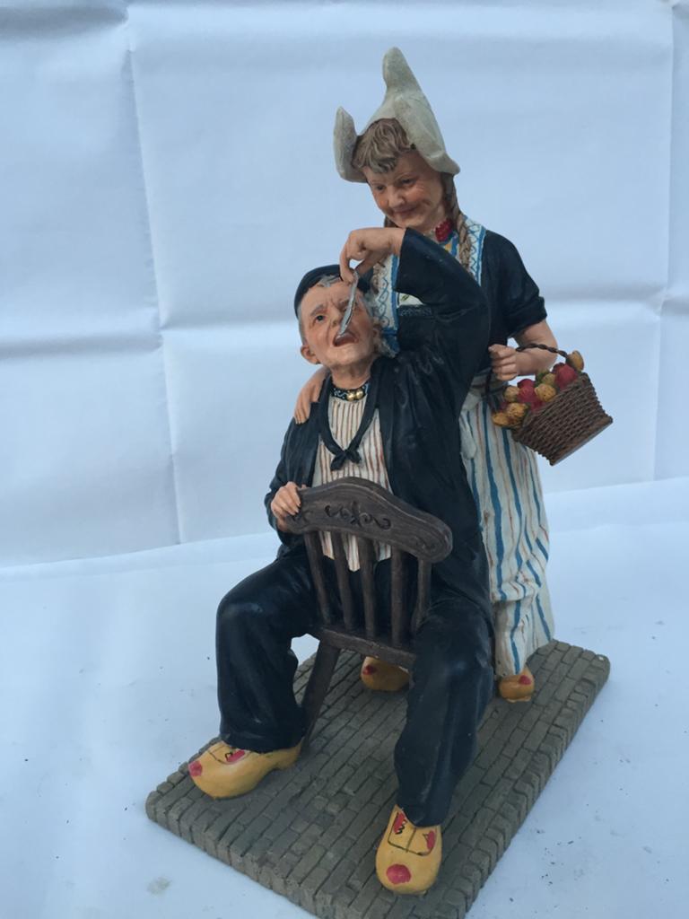 Oud-Hollands klederdracht beeld haringhappend paar 20 cm, Ophalen of Verzenden