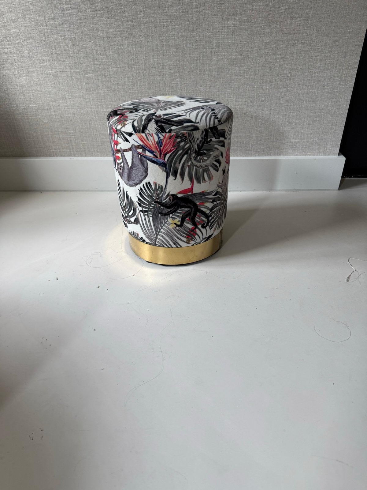 Exotische poef met jungleprint en gouden accent, Huis en Inrichting, Ophalen, Minder dan 50 cm, Rond, Zo goed als nieuw