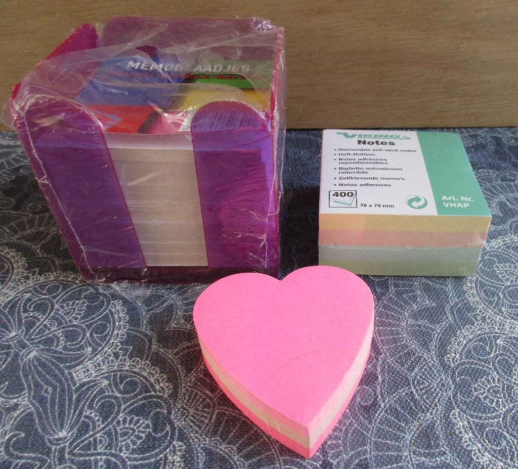 2 post it blokjes -1 kubus met notitieblaadjes /memoblaadjes, Ophalen of Verzenden, Nieuw