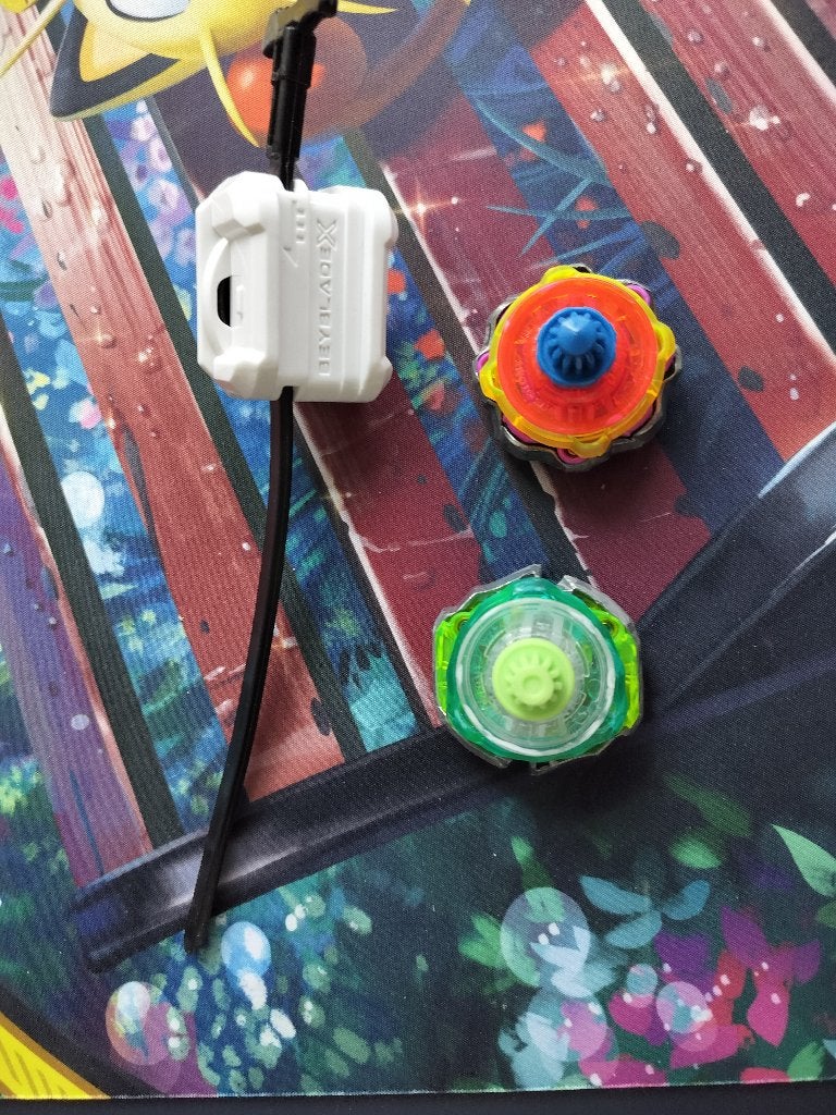 2 beyblades: keel shark en knife Shinobi + proto launcher, Ophalen, Gebruikt
