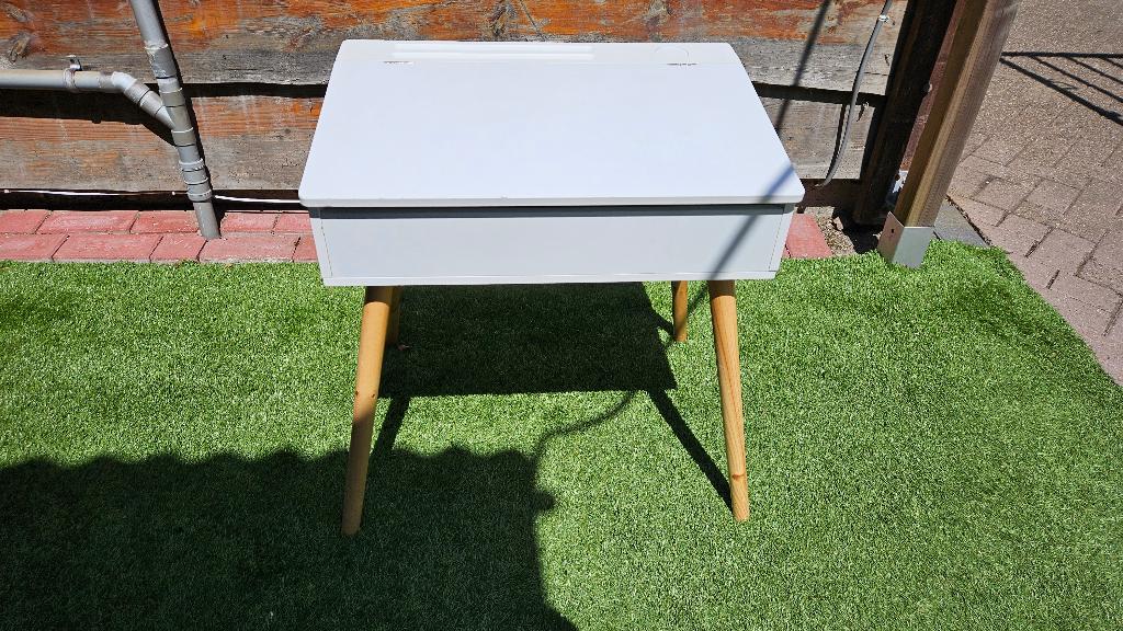 Leuk wit kinderbureau/retro schooltafeltje met opbergruimte, Ophalen, Zo goed als nieuw, Tafel(s)