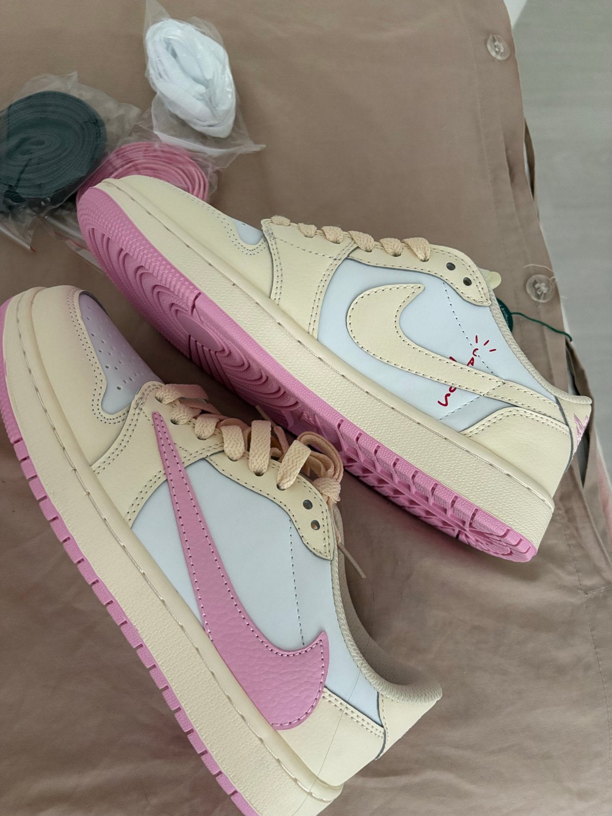 Travis Scott, Ophalen of Verzenden, Nieuw, Beige, Sneakers of Gympen