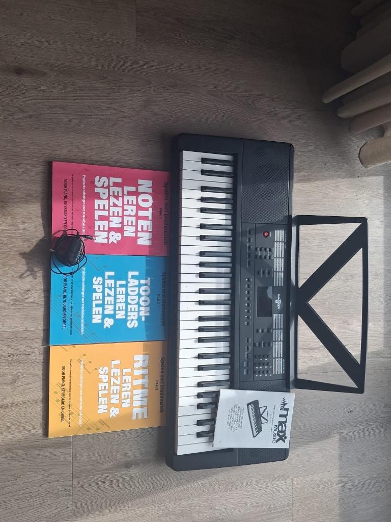 Keyboard en 3 boeken, Ophalen, Zo goed als nieuw, Minder dan 500 watt
