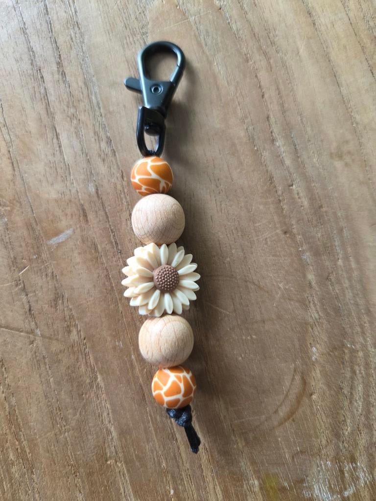Sleutelhanger met houten kralen en bloem, Ophalen of Verzenden, Nieuw, Overige typen
