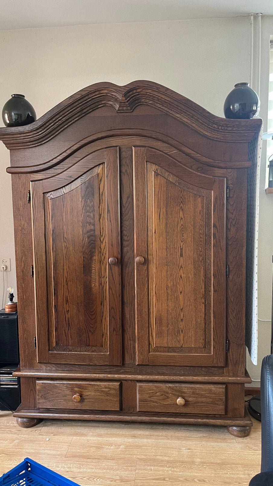 Bruine kast, Ophalen