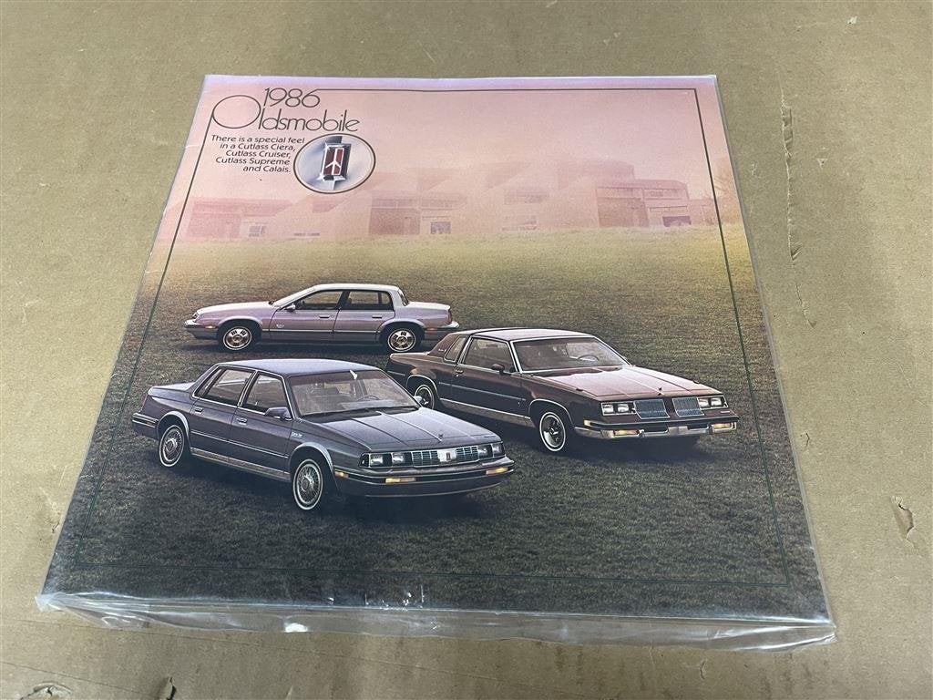 GM Folder - 1986 Oldsmobile Catalogues, Ophalen of Verzenden, Zo goed als nieuw, Overige merken