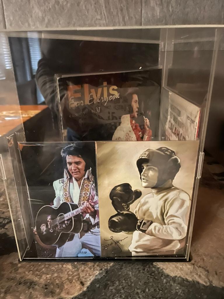 Nieuw vitrinekastje met Elvis Presley accessoires, Ophalen, Zo goed als nieuw