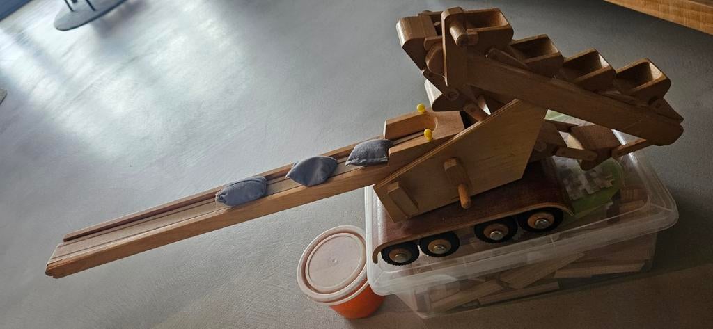 Houten speelgoed met pittenzakjes in bakje en bak vol kapla, Ophalen of Verzenden