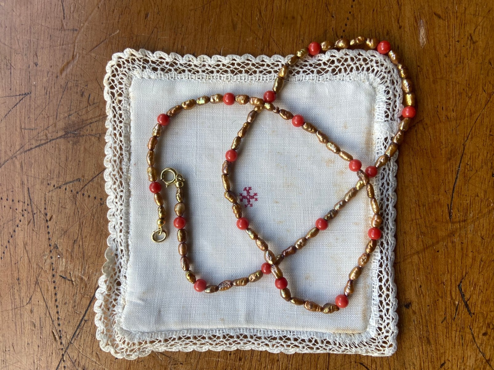 Ketting bloedkoralen Biwa pareltjes, Sieraden, Tassen en Uiterlijk, Ophalen of Verzenden, Overige materialen, Ketting