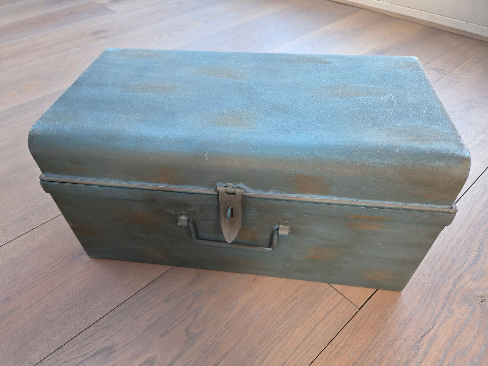 Vintage metalen kist - Blauw/groen - 45x25x23 cm, Huis en Inrichting, Woonaccessoires | Kisten, Ophalen, Minder dan 50 cm, Minder dan 50 cm