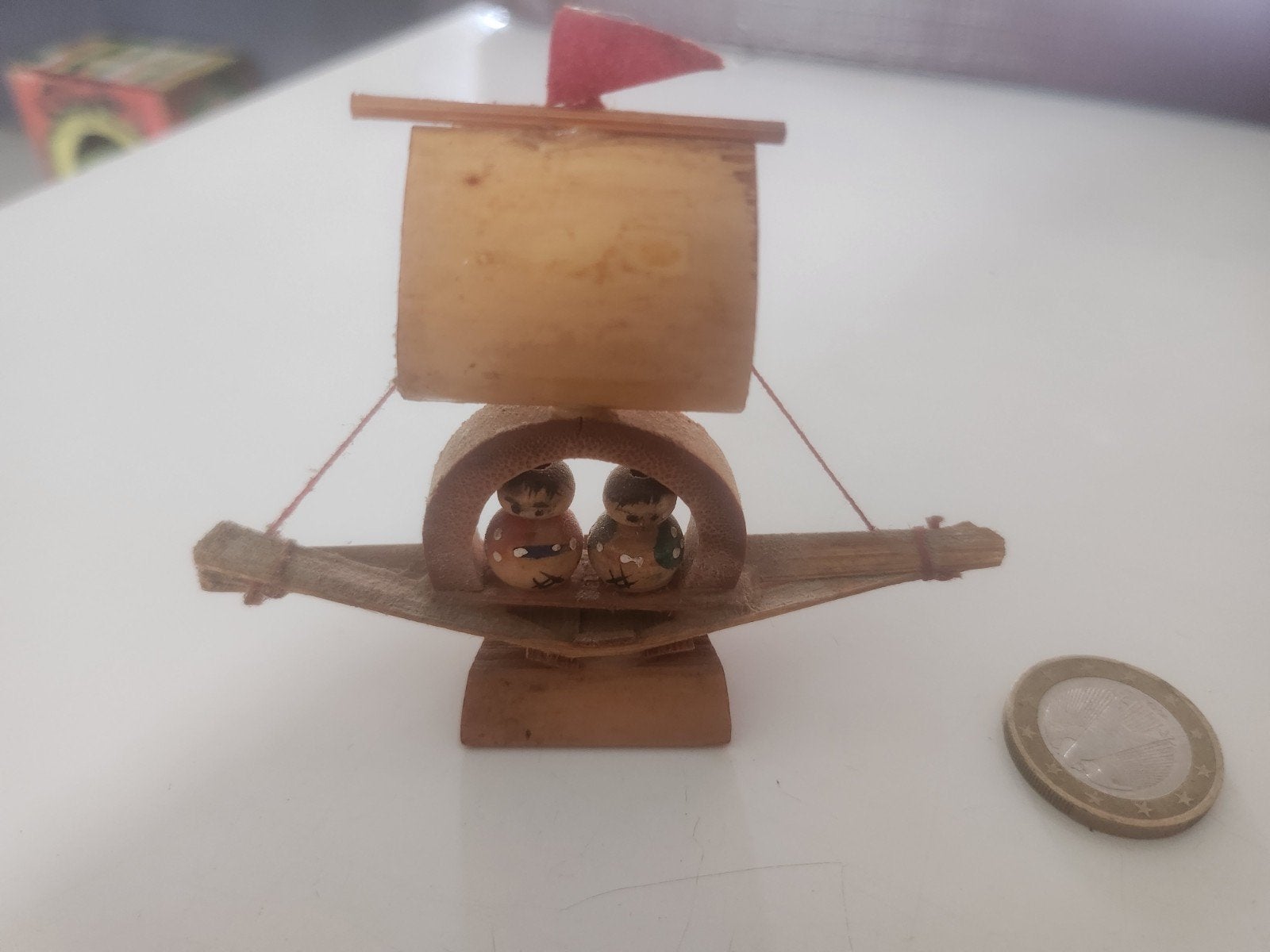 Miniatuur oud houten bootje met Kokeshi poppetjes, Ophalen of Verzenden, Gebruikt