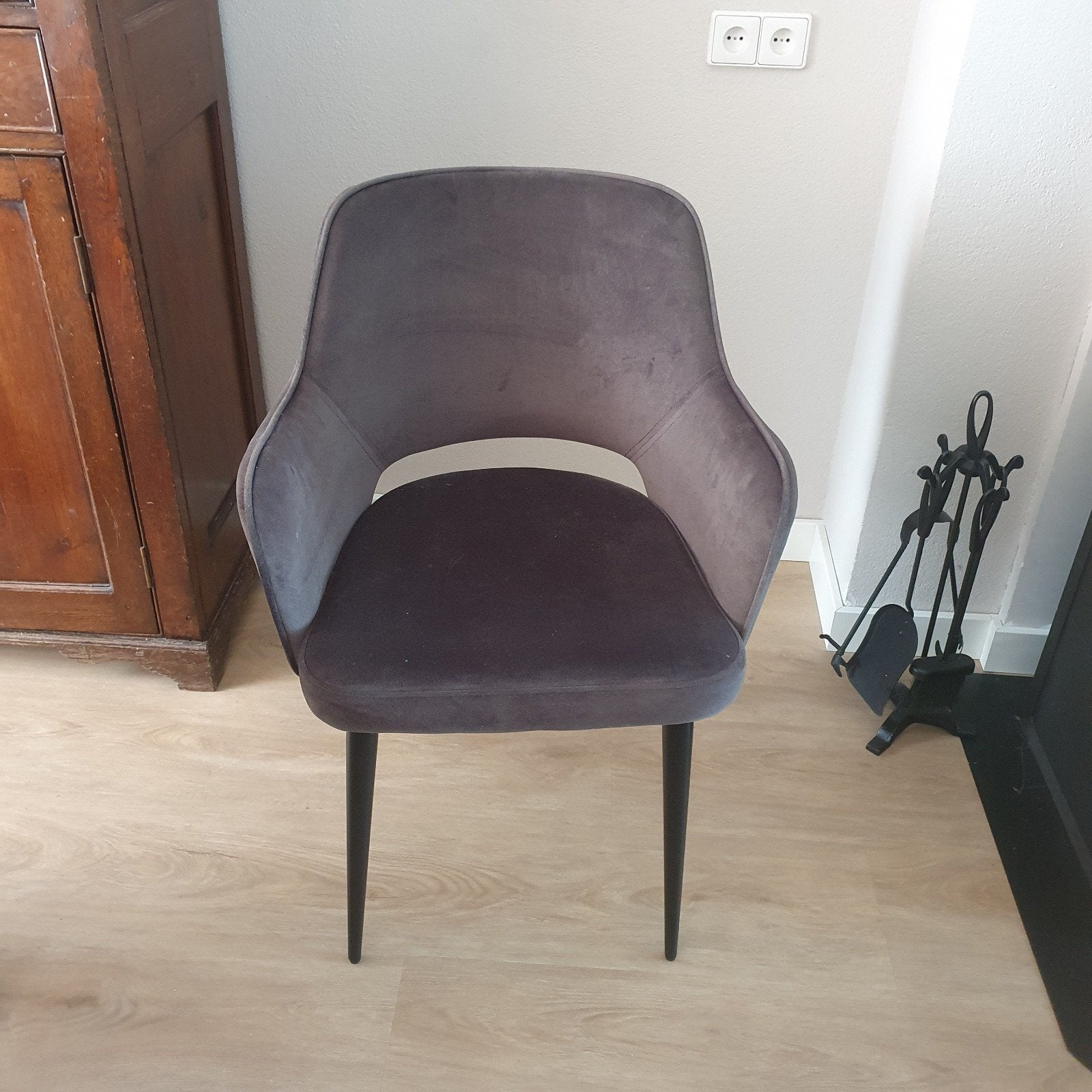 Stijlvolle grijze fluwelen stoel met armleuningen, Huis en Inrichting, Ophalen, Modern, Luxe, Scandinavisch, Zo goed als nieuw