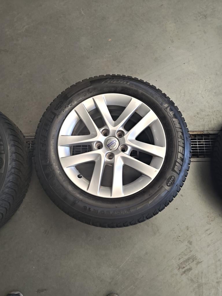 Volvo wielen met z.g.a.n. winterbanden 215/60/R16, Auto-onderdelen, Banden en Velgen, 16 inch, Banden en Velgen, Personenwagen