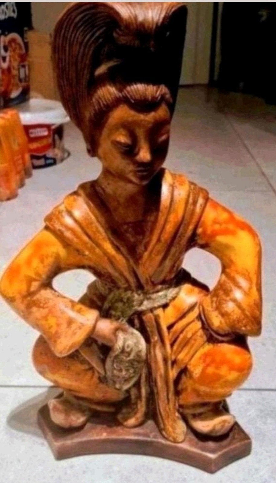 Oosters beeldje van hurkende figuur, Antiek en Kunst, Kunst | Beelden en Houtsnijwerken, Ophalen of Verzenden, Handgemaakt, 20 - 50 cm