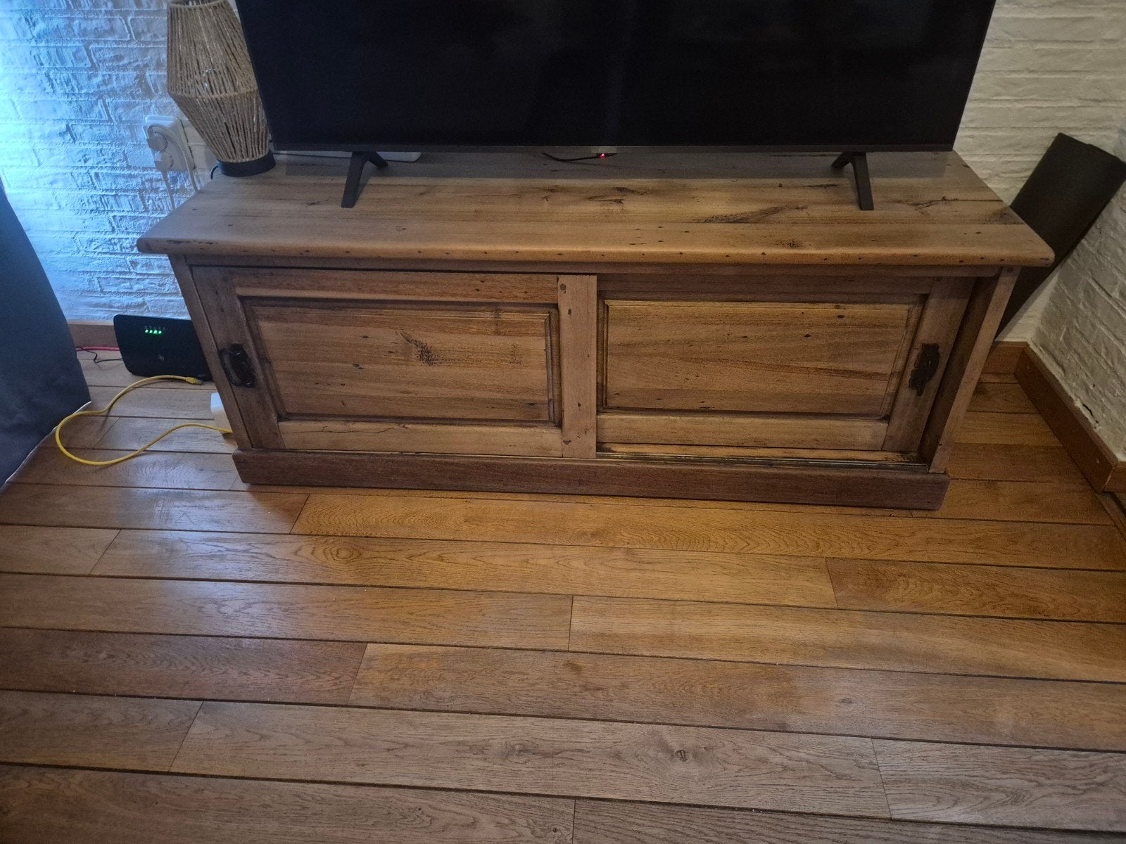 Robuust houten tv-meubel met schuifdeuren, Ophalen, Gebruikt, 100 tot 150 cm, Landelijk, Klassiek