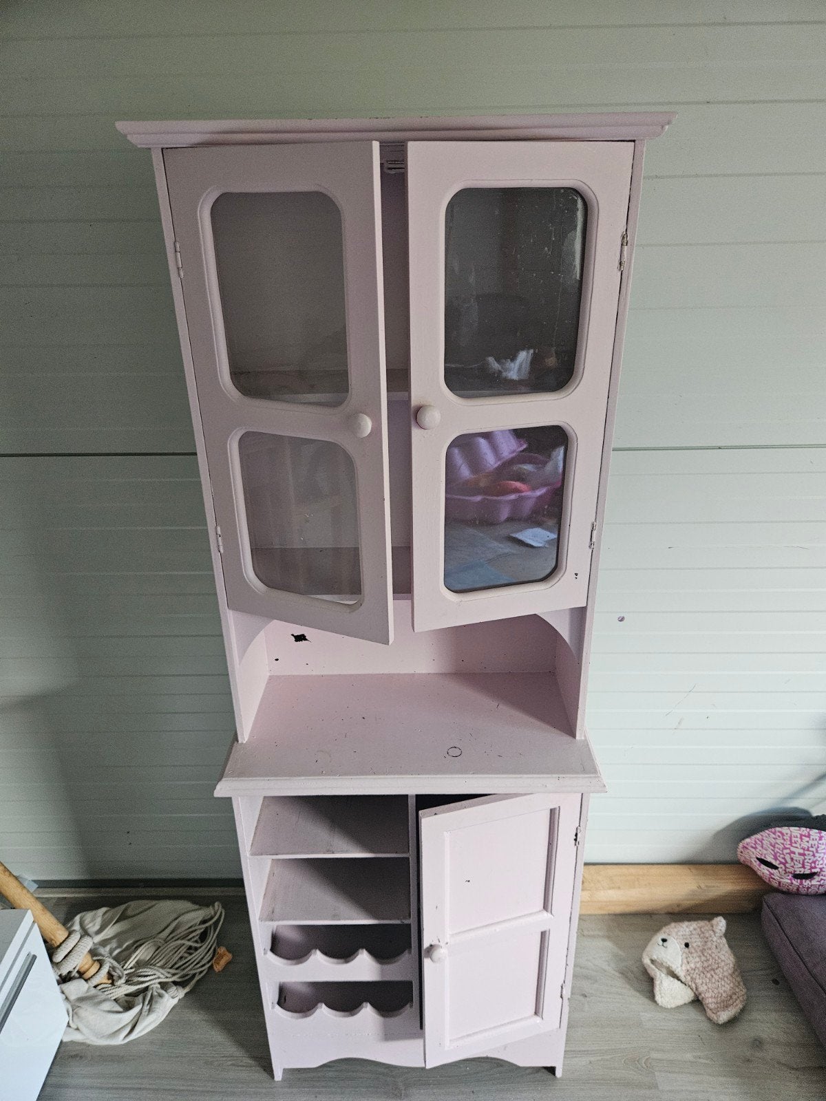 Roze kast met glazen deuren en wijnrek GRATIS, Huis en Inrichting, Glas, Romantisch, Speels, 25 tot 50 cm, Gebruikt