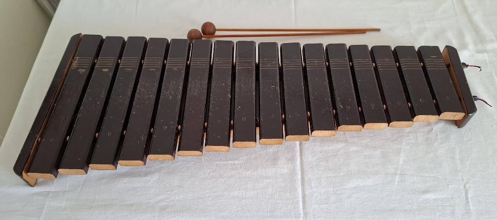 VINTAGE +/-1950 XYLOPHONE PERENHOUT 24x57x4cm. YAMAHA/KAWAI, Ophalen, Gebruikt, Melodische percussie