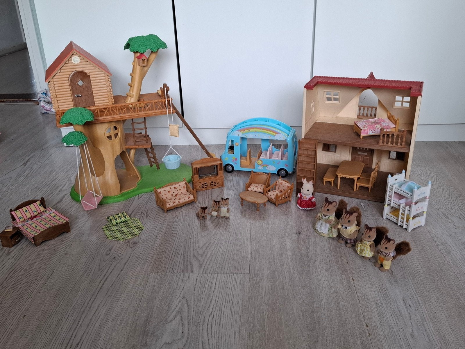 Sylvanian Families Boomhut, huis, bus en poppetjes, Kinderen en Baby's, Speelgoed | Poppenhuizen, Ophalen of Verzenden, Gebruikt