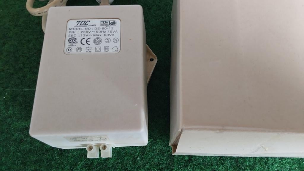 Zware 12 Volt transformator inclusief  Doosje., Hobby en Vrije tijd, Elektronica-componenten, Ophalen of Verzenden