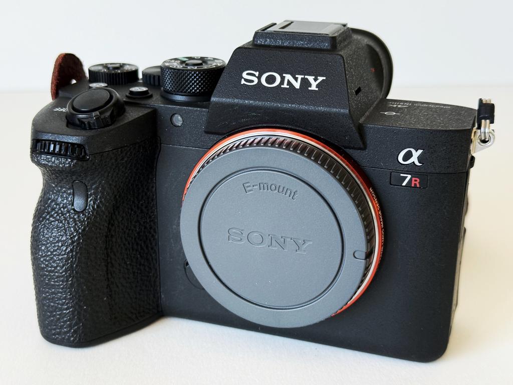 SONY A7R IV (3400 clicks) met Smallrig, Audio, Tv en Foto, Fotocamera's Digitaal, Ophalen of Verzenden, Zo goed als nieuw, Geen optische zoom