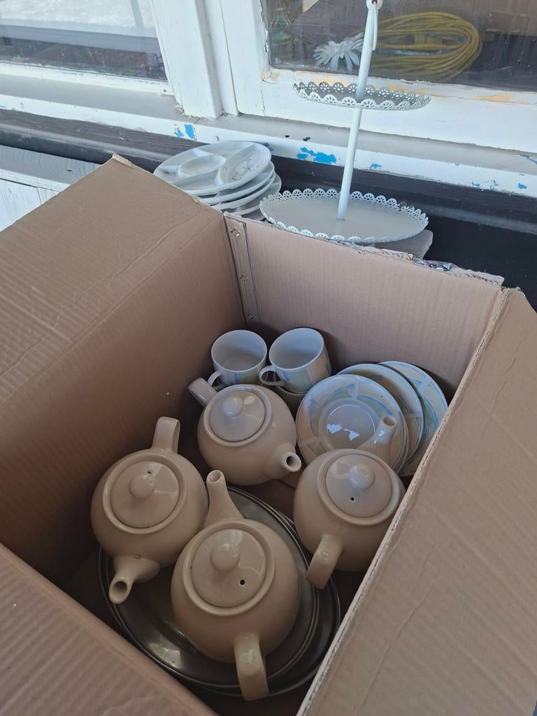 Diverse theepotten en koffie/theepot kopjes, Ophalen of Verzenden, Overige stijlen, Kop(pen) en/of Schotel(s)