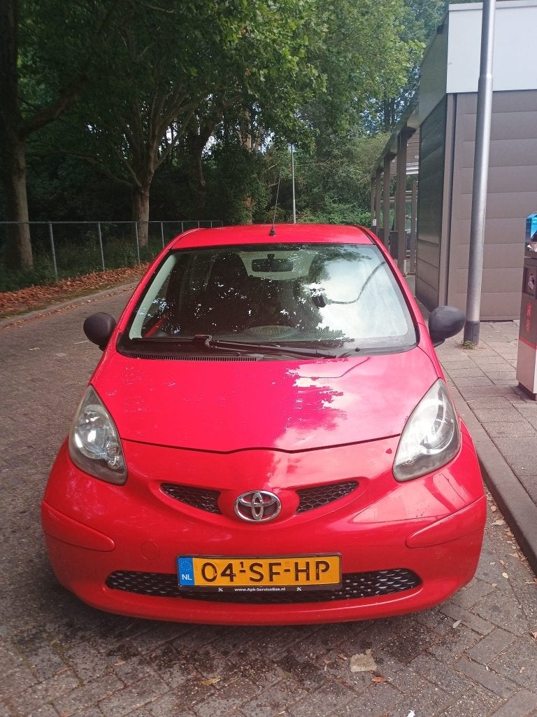 Toyota Aygo 1.0 12V Vvt-i 3DRS MMT 2006 Rood, Auto's, Voorwielaandrijving, 765 kg, 4 stoelen, 68 pk