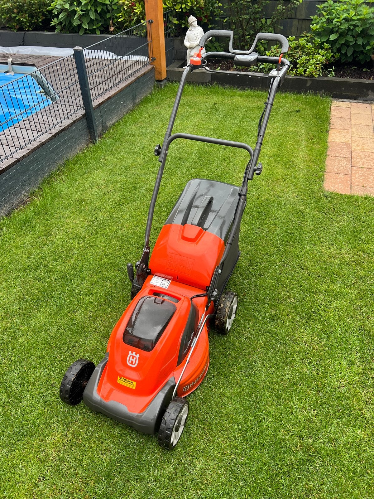 Husqvarna LC 141iV Accu-grasmaaier (2019) - Zo goed als nieu, Cirkelmaaier, Accu-grasmaaier, Ophalen of Verzenden, Zo goed als nieuw