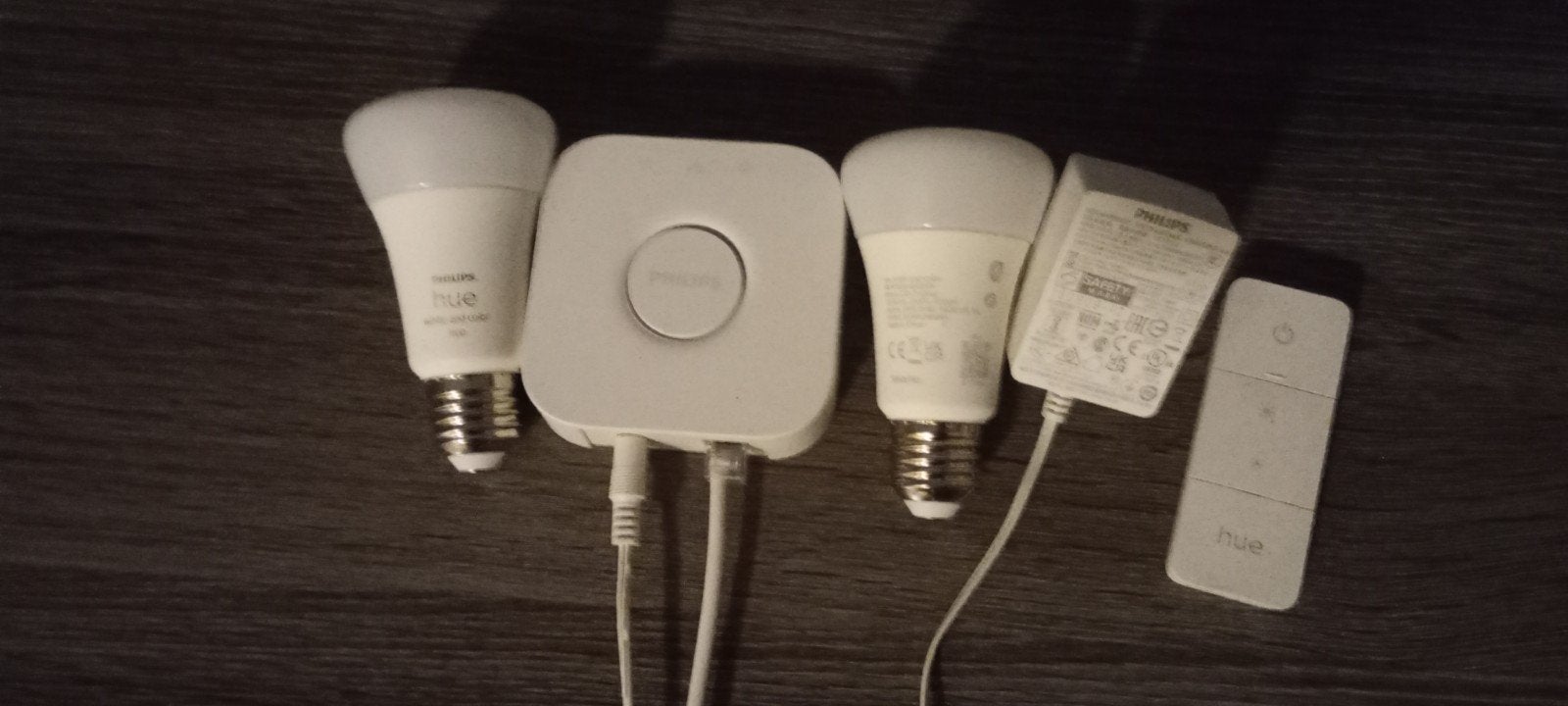 Philips Hue Starterset: Bridge, 2 E27 lampen & Dimmer, Led-lamp, 60 watt of meer, Zo goed als nieuw, Bedienbaar via app