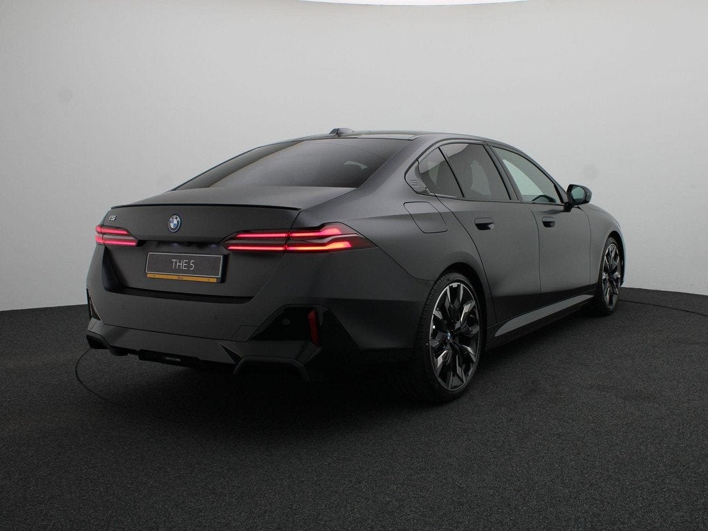 BMW i5 eDrive40 | M Sportpakket Pro | Travel Pack | Trekhaak, Auto's, BMW, Automaat, 2095 kg, Achterwielaandrijving, 510 min