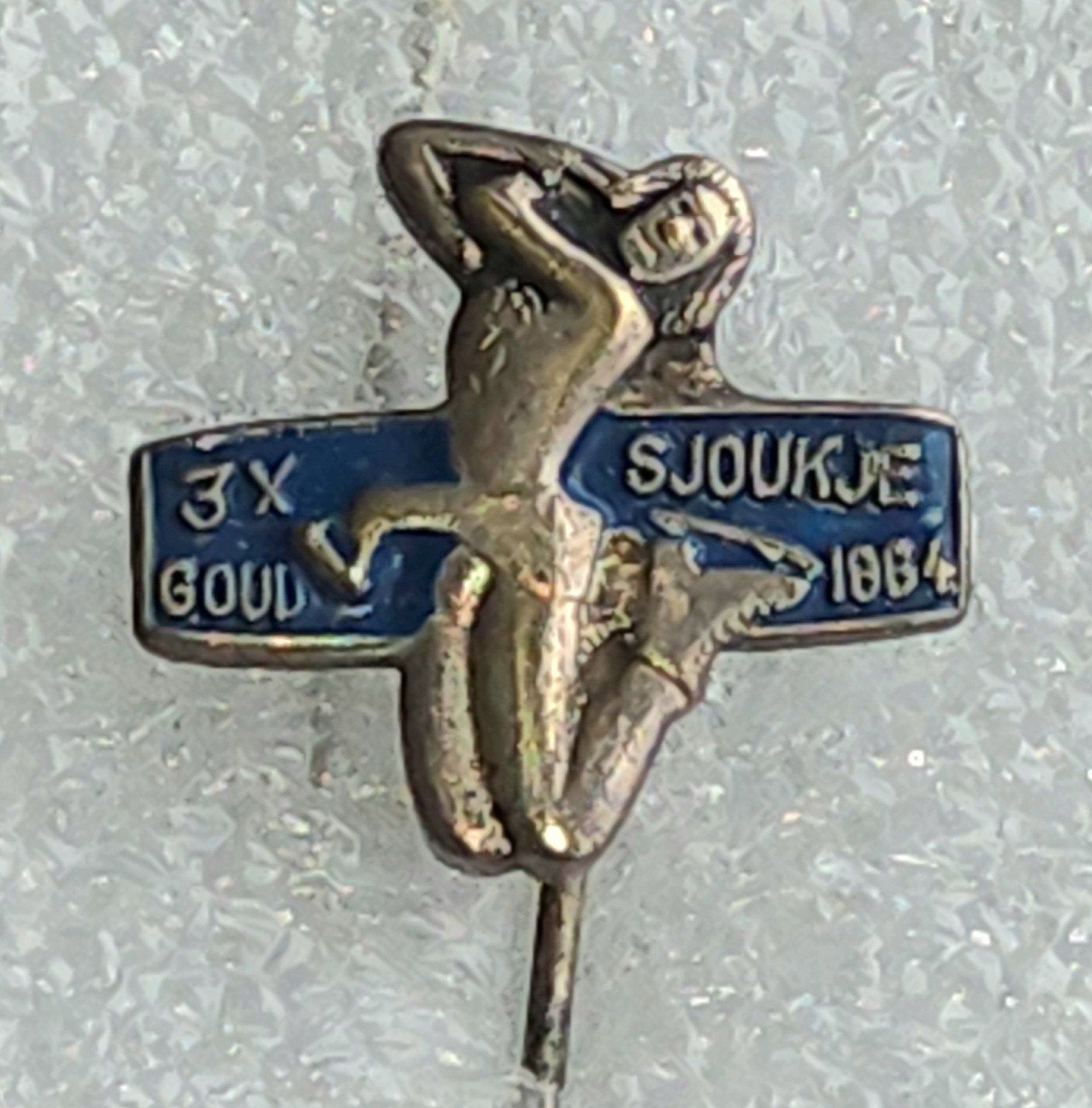 Vintage Speldje Sjoukje Dijkstra 3x Goud 1964 Schaatsen, Verzamelen, Ophalen of Verzenden, Gebruikt, Overige onderwerpen, Speldje of Pin