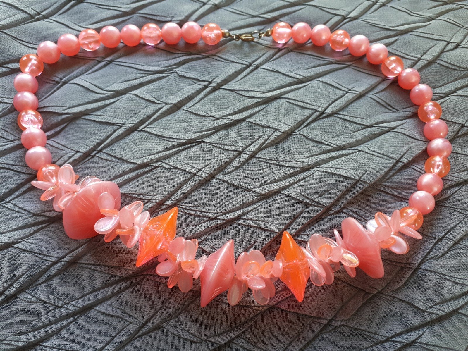 Roze Vintage Ketting van Lucite., Sieraden, Tassen en Uiterlijk, Ophalen of Verzenden, Overige materialen, Ketting