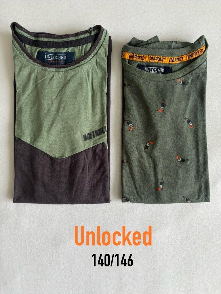 2 Unlocked t-shirts - maat: 140/146 legerprint, toekan’s, Kinderen en Baby's, Kinderkleding | Maat 140, Unlocked t-shirts, Ophalen of Verzenden