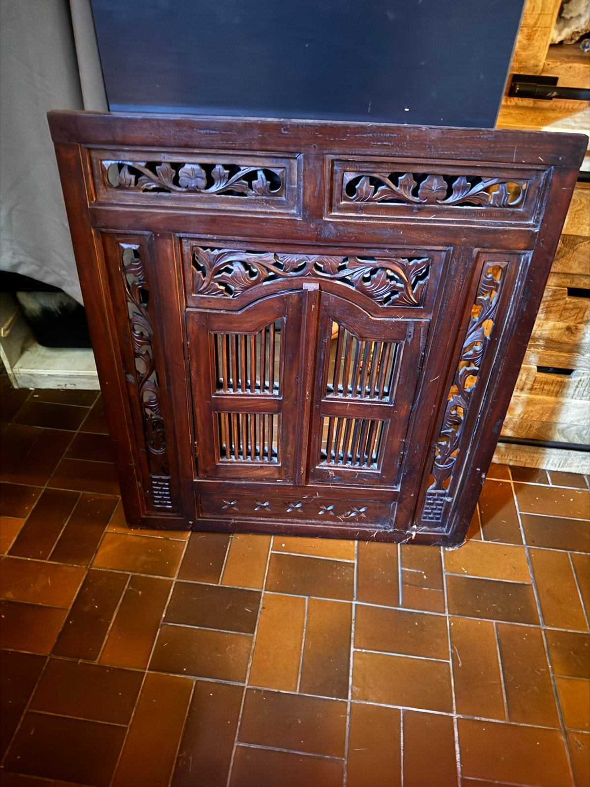 Prachtig handgesneden houten spiegel met luiken, Ophalen, Rechthoekig, 50 tot 100 cm, 100 tot 150 cm