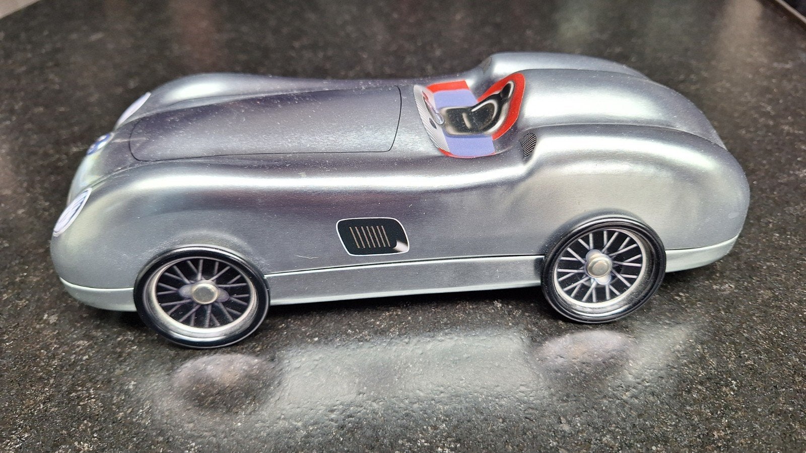 Zilverkleurige metalen sportauto als koekjesblik, Ophalen of Verzenden, Gebruikt, Koek(jes), Overige merken