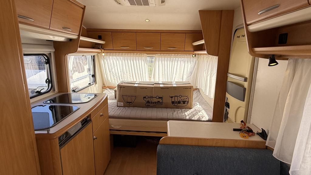 Chateau Caratt 480 KMU bouwjaar 2004 met nieuwe voortent, Caravans en Kamperen, Caravans, Chateau, Dwarsbed, Bedrijf, Treinzit
