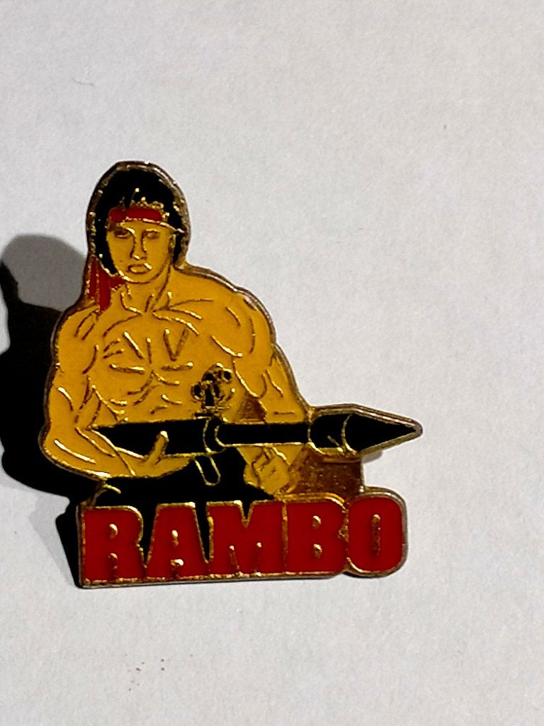 Rambo Sylvester Stallone film vintage tv logo pin RARE, Verzamelen, Verzenden, Gebruikt, Overige onderwerpen