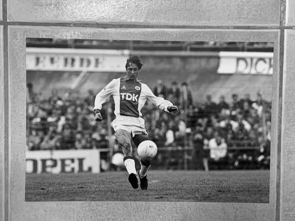 Org z/w foto 20x30 cm Johan Cruijff actie Ajax-F'noord 1983, Verzenden, Nieuw, Ajax, Poster, Plaatje of Sticker